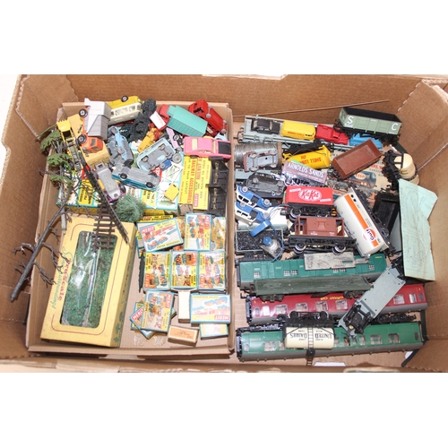 602 - Huge qty of vintage model railway accessories to incl rolling stock, outbuildings, scenery etc