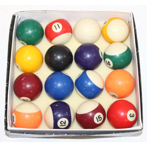 610 - Qty of mixed vintage games to incl Backgammon set, jigsaw puzzles, American pool balls, teddy bears ... 