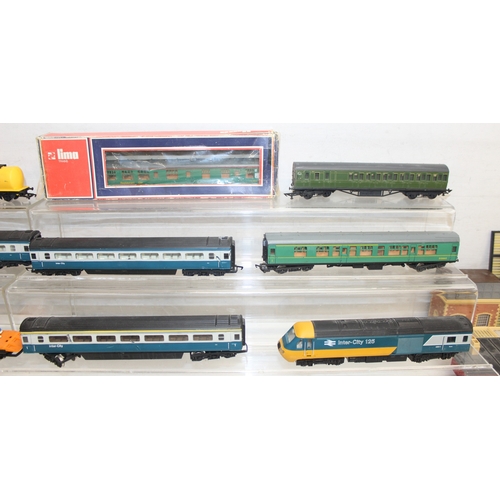 611 - Qty of vintage OO-gauge toy train items to incl Hornby locomotives, rolling stock and some buildings... 