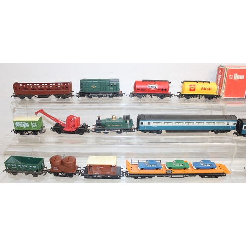 611 - Qty of vintage OO-gauge toy train items to incl Hornby locomotives, rolling stock and some buildings... 