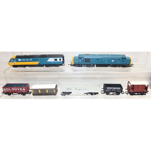 611 - Qty of vintage OO-gauge toy train items to incl Hornby locomotives, rolling stock and some buildings... 