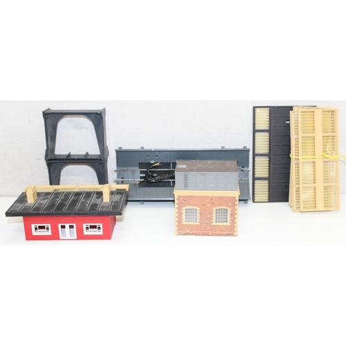 611 - Qty of vintage OO-gauge toy train items to incl Hornby locomotives, rolling stock and some buildings... 