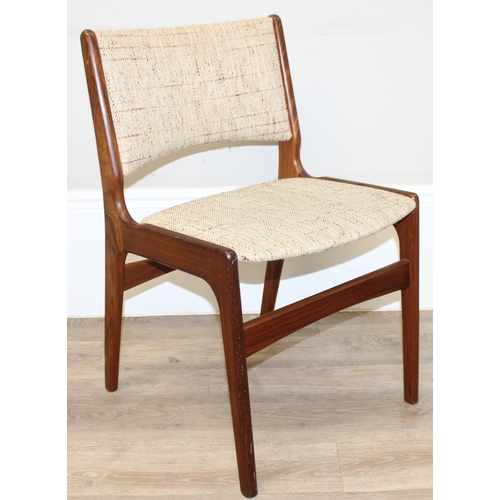 115 - A set of 6 retro dining chairs, 2 carvers and 4 dining chairs, possibly Danish in the manner of Kurt... 