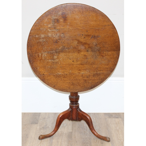 88 - A Georgian oak tilt top side table with tripod base and pad feet, approx 70cm in diameter