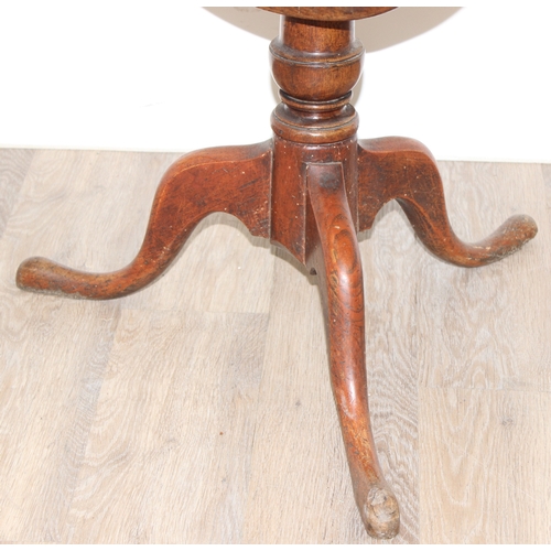 88 - A Georgian oak tilt top side table with tripod base and pad feet, approx 70cm in diameter