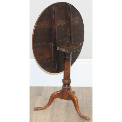 88 - A Georgian oak tilt top side table with tripod base and pad feet, approx 70cm in diameter