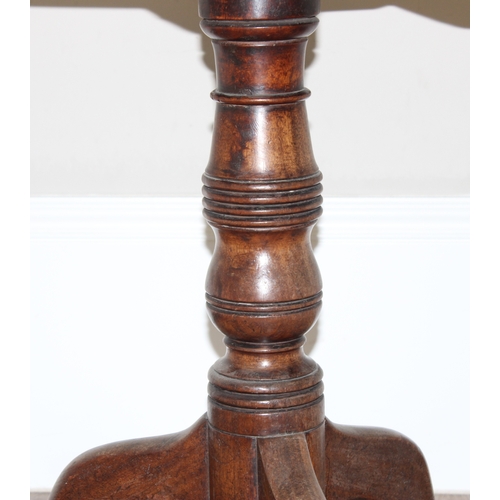 45 - A Georgian mahogany side table with tripod base and pad feet, approx 76cm in diameter