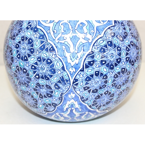 1476 - A large decorative Turkish Iznik style vase with blue & white decoration, of ovoid form with lid, ap... 