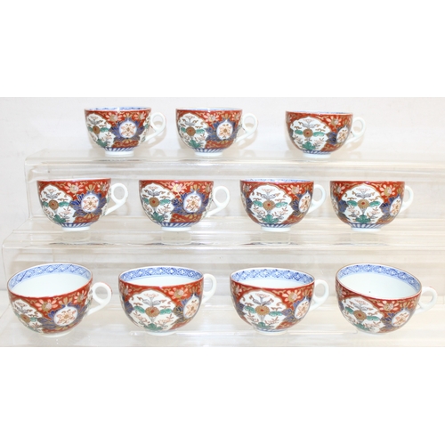 1477 - An impressive and extensive Japanese Imari pattern tea set comprising of 11 cups, 12 saucers, teapot... 