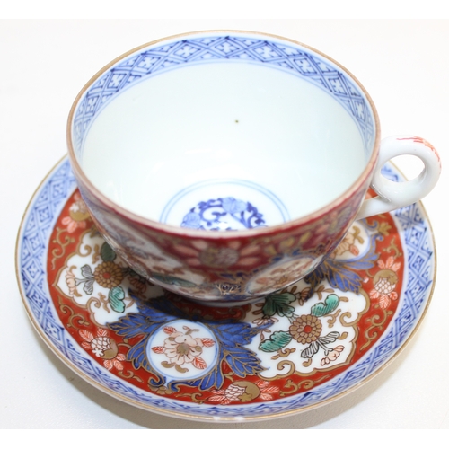 1477 - An impressive and extensive Japanese Imari pattern tea set comprising of 11 cups, 12 saucers, teapot... 