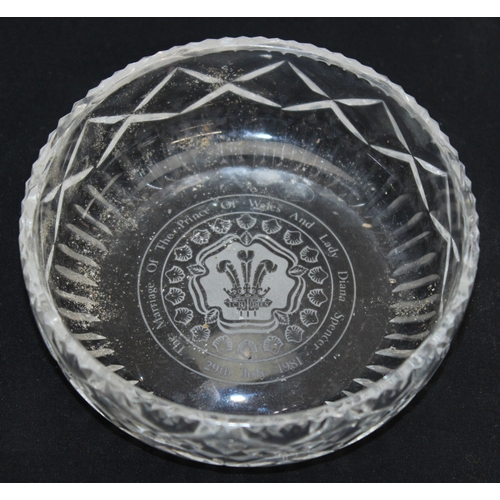 1489 - Mixed vintage glassware items to incl a Royal Doulton commemorative dish for the marriage of The Pri... 