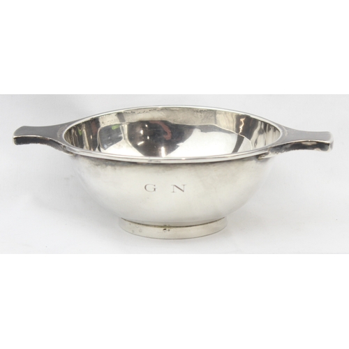 1060 - A silver quaich of plain form, Sheffield 1925 by Harrison Brothers & Howson (George Howson), approx ... 