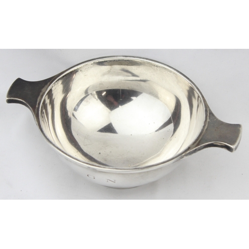 1060 - A silver quaich of plain form, Sheffield 1925 by Harrison Brothers & Howson (George Howson), approx ... 