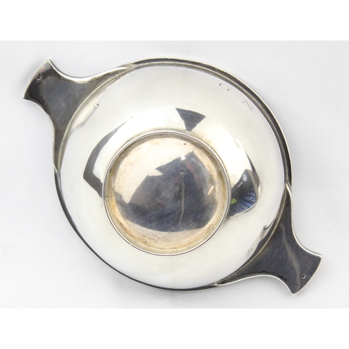 1060 - A silver quaich of plain form, Sheffield 1925 by Harrison Brothers & Howson (George Howson), approx ... 