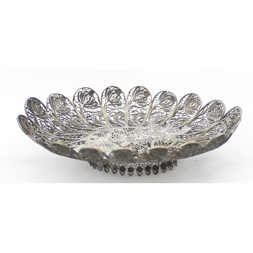 1094 - A vintage floral shaped silver filigree dish, seemingly unmarked but XRF testing as approx 92.5% sil... 