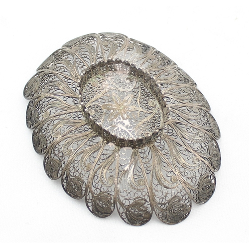 1094 - A vintage floral shaped silver filigree dish, seemingly unmarked but XRF testing as approx 92.5% sil... 