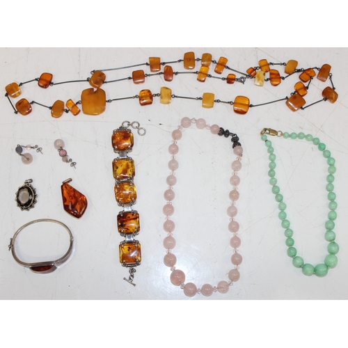 1157 - 3 pieces of amber and amber effect jewellery to inc a 9ct gold mounted pendant, a silver mounted bra... 