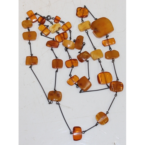 1157 - 3 pieces of amber and amber effect jewellery to inc a 9ct gold mounted pendant, a silver mounted bra... 