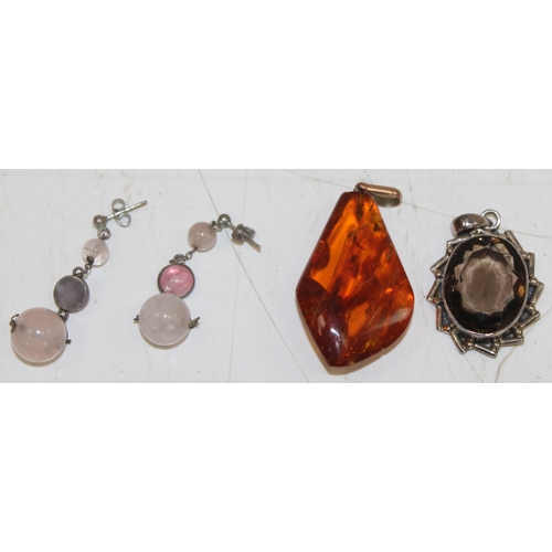 1157 - 3 pieces of amber and amber effect jewellery to inc a 9ct gold mounted pendant, a silver mounted bra... 