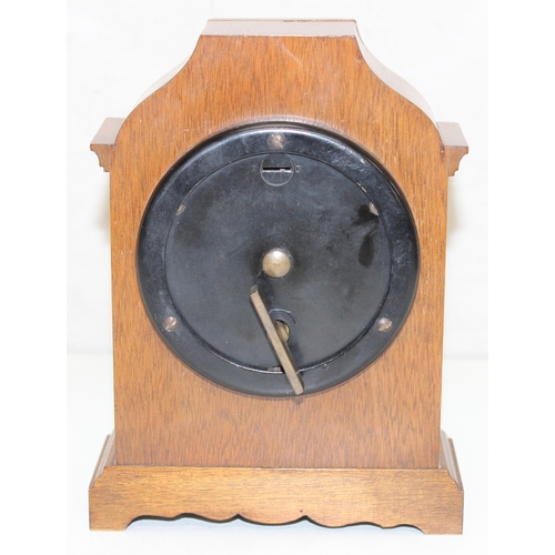 1367 - A vintage small mahogany cased mantel clock by Elliott, with mechanical movement, approx 18cm H