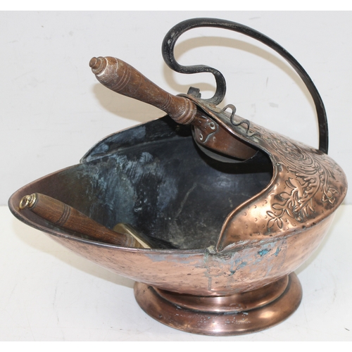 284 - An antique copper coal scuttle with wrought iron handle and scoop, approx 55cm wide