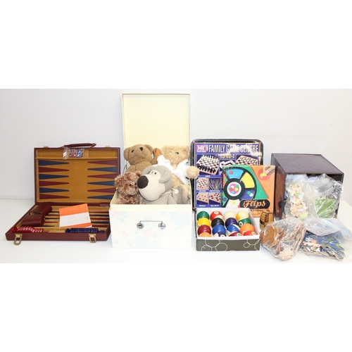 610 - Qty of mixed vintage games to incl Backgammon set, jigsaw puzzles, American pool balls, teddy bears ... 