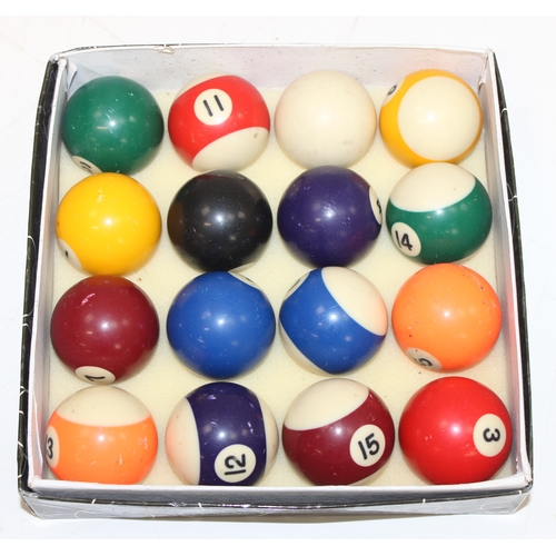 610 - Qty of mixed vintage games to incl Backgammon set, jigsaw puzzles, American pool balls, teddy bears ... 