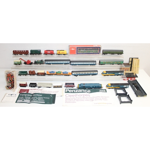 611 - Qty of vintage OO-gauge toy train items to incl Hornby locomotives, rolling stock and some buildings... 