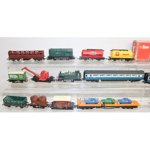 611 - Qty of vintage OO-gauge toy train items to incl Hornby locomotives, rolling stock and some buildings... 