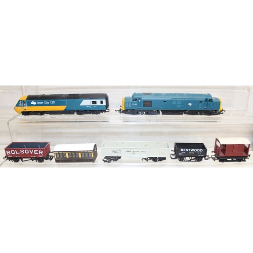 611 - Qty of vintage OO-gauge toy train items to incl Hornby locomotives, rolling stock and some buildings... 