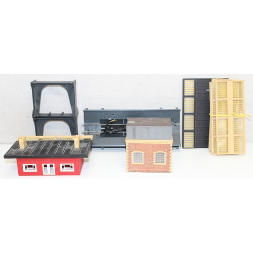 611 - Qty of vintage OO-gauge toy train items to incl Hornby locomotives, rolling stock and some buildings... 