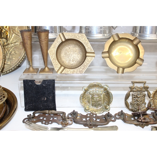 1662 - Qty of assorted mixed metalware to inc silver plate, pewter and brass etc, some antique pieces to in... 