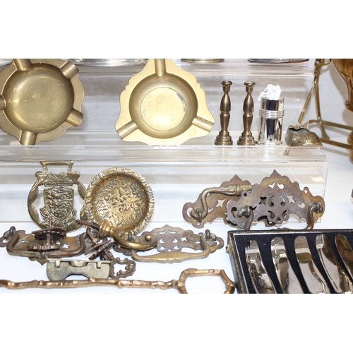 1662 - Qty of assorted mixed metalware to inc silver plate, pewter and brass etc, some antique pieces to in... 