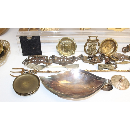 1662 - Qty of assorted mixed metalware to inc silver plate, pewter and brass etc, some antique pieces to in... 