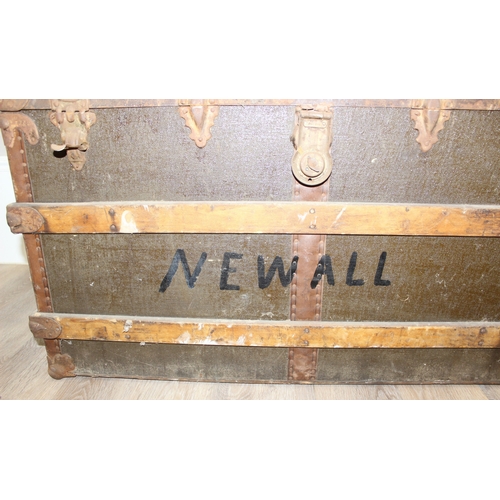 106 - A vintage canvas covered shipping trunk with wooden ribs, no maker, early 20th century, approx 93cm ... 