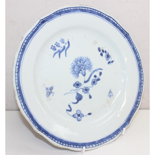 1517 - An antique Chinese blue & white plate decorated with flowers, likely early 19th century, approx 25cm... 