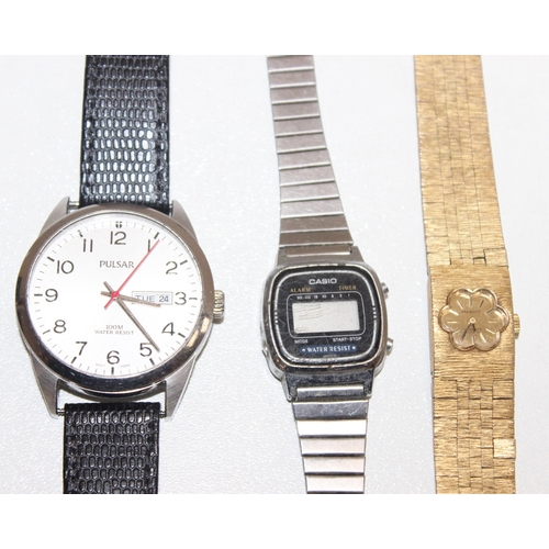 1369 - A qty of various retro watches to include a Lorus Mickey Mouse watch and a digital water resistant C... 