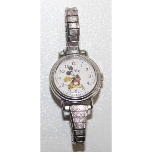 1369 - A qty of various retro watches to include a Lorus Mickey Mouse watch and a digital water resistant C... 