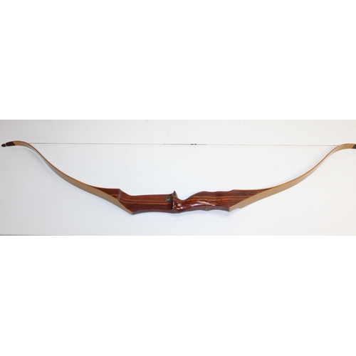 1449E - Vintage Greenkat Clubmaster archery set with bow and arrows, bow approx 150cm