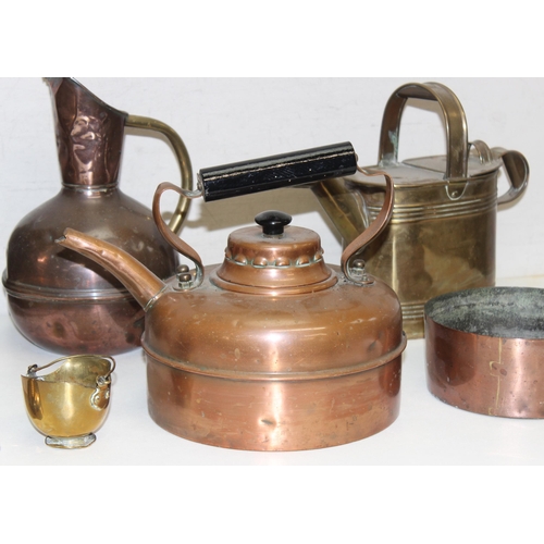 1665 - Mix of antique and later metalware to incl brass handled buckets, copper kettle etc