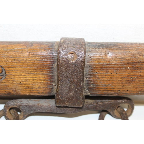 1670 - A vintage Fuller's Brewery of Chiswick iron mounted beam or yoke, approx 150cm wide