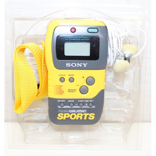 725 - Qty of various small electronics to include Sony Sports Walkman SRF-M70, Aiwa FM/AM stereo CR-D3 and... 