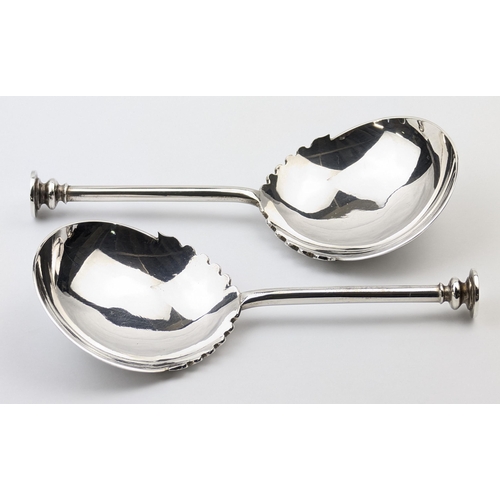 1030 - A pair of impressive 17th century style seal topped silver spoons in presentation box, marked for Lo... 