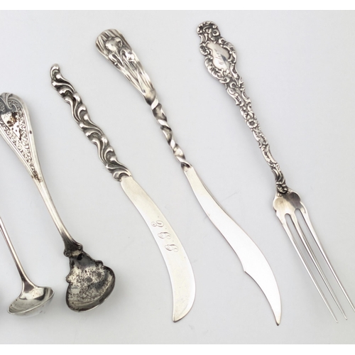 1090 - Qty of assorted silver items to inc salt spoons, butter knives and forks, all believed to be America... 