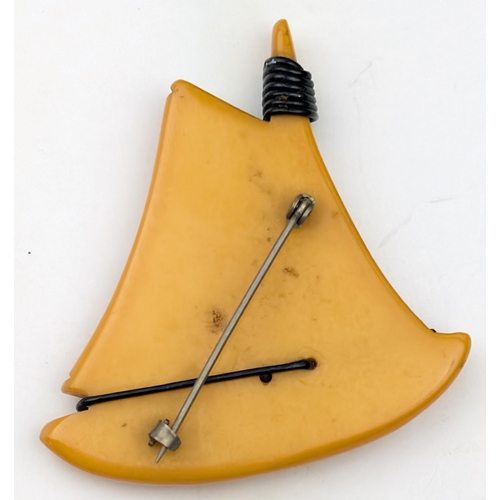 1173 - An unusual vintage orange Bakelite and wire brooch formed as a sail boat, seemingly unmarked, approx... 