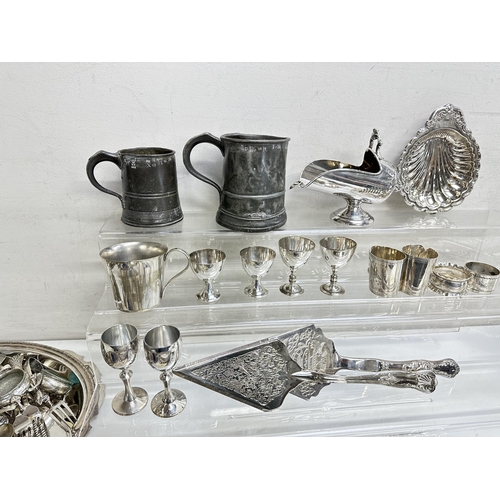 1106 - A large qty of assorted silver plate and other metalware to inc pewter, mostly antique pieces, appro... 