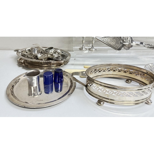 1106 - A large qty of assorted silver plate and other metalware to inc pewter, mostly antique pieces, appro... 