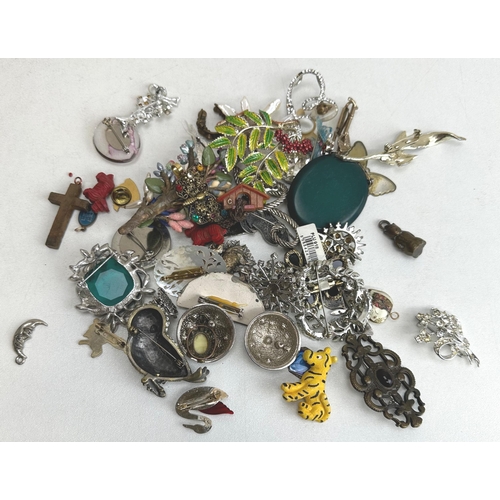 1167 - A large qty of assorted costume jewellery, mainly vintage and later brooches etc