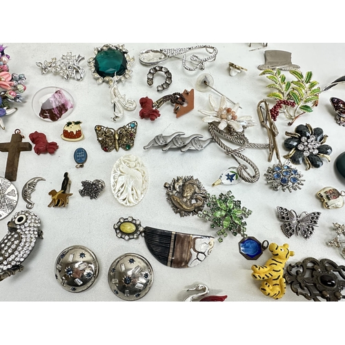 1167 - A large qty of assorted costume jewellery, mainly vintage and later brooches etc