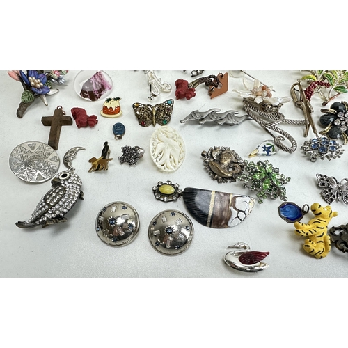 1167 - A large qty of assorted costume jewellery, mainly vintage and later brooches etc